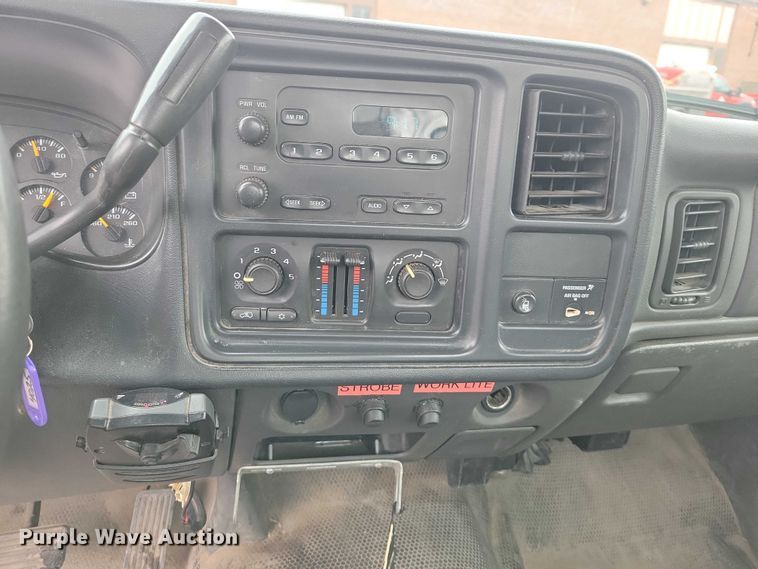 image for item NO9996 2005 Chevrolet 2500HD Silverado pickup truck