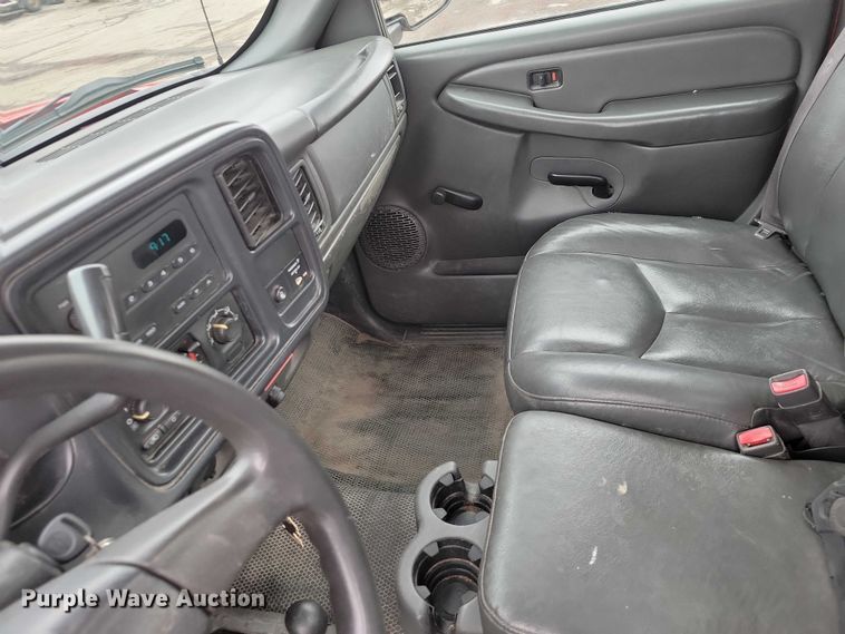 image for item NO9996 2005 Chevrolet 2500HD Silverado pickup truck