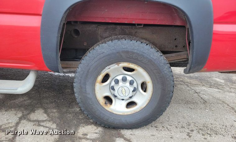 image for item NO9996 2005 Chevrolet 2500HD Silverado pickup truck