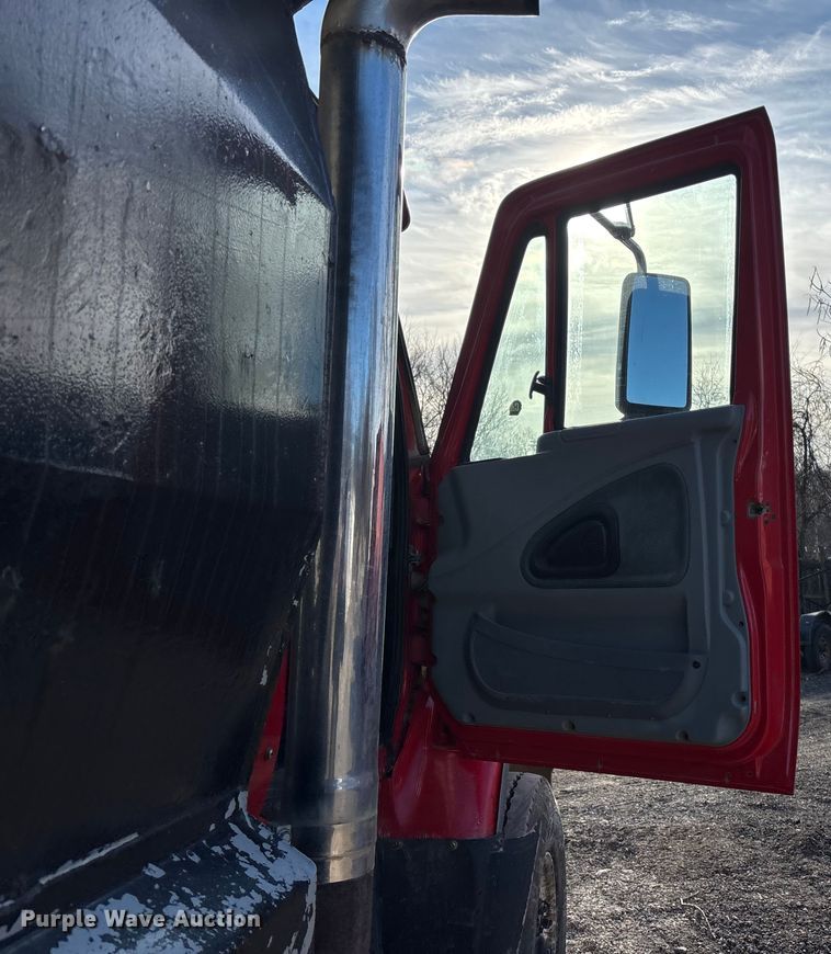 image for item OE9377 2005 International 7600 dump truck