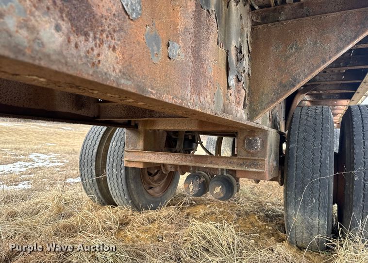 image for item OE9510 1993 Utility Trailer Manufacturer flatbed trailer