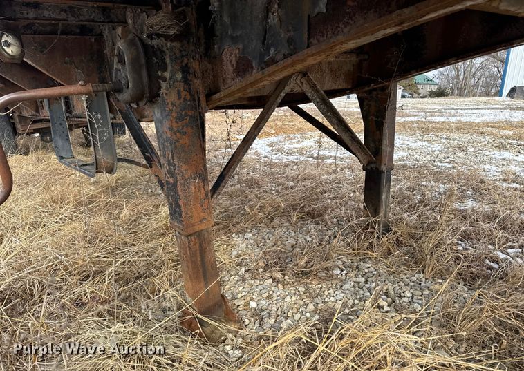 image for item OE9510 1993 Utility Trailer Manufacturer flatbed trailer