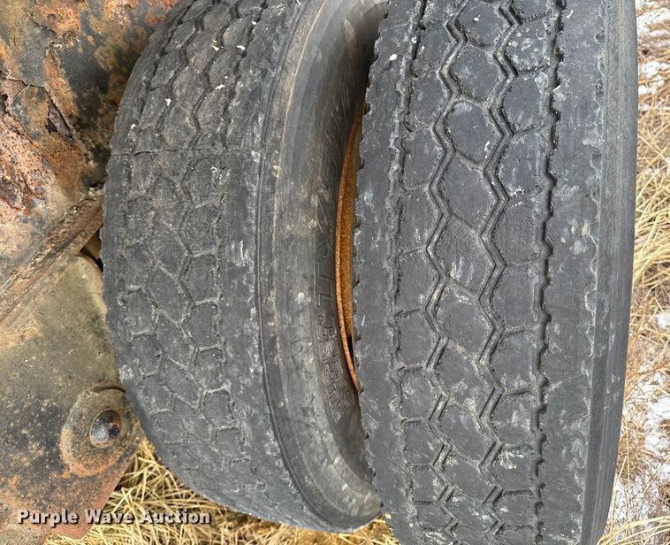 image for item OE9510 1993 Utility Trailer Manufacturer flatbed trailer