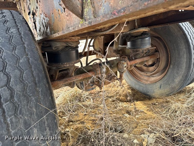 image for item OE9510 1993 Utility Trailer Manufacturer flatbed trailer