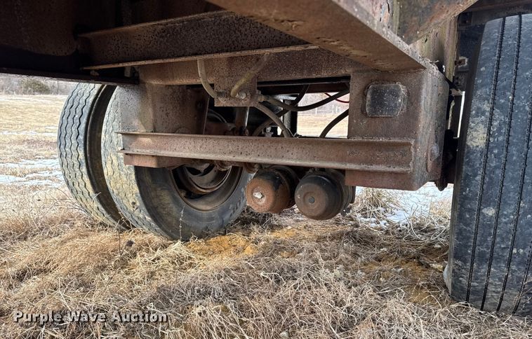 image for item OE9510 1993 Utility Trailer Manufacturer flatbed trailer