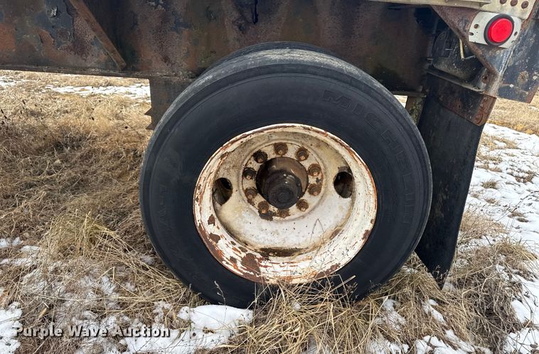 image for item OE9510 1993 Utility Trailer Manufacturer flatbed trailer