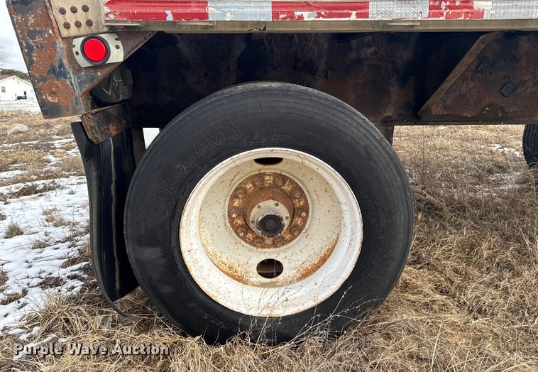 image for item OE9510 1993 Utility Trailer Manufacturer flatbed trailer