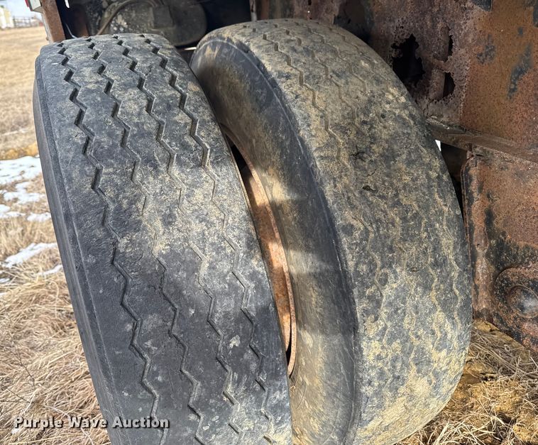 image for item OE9510 1993 Utility Trailer Manufacturer flatbed trailer