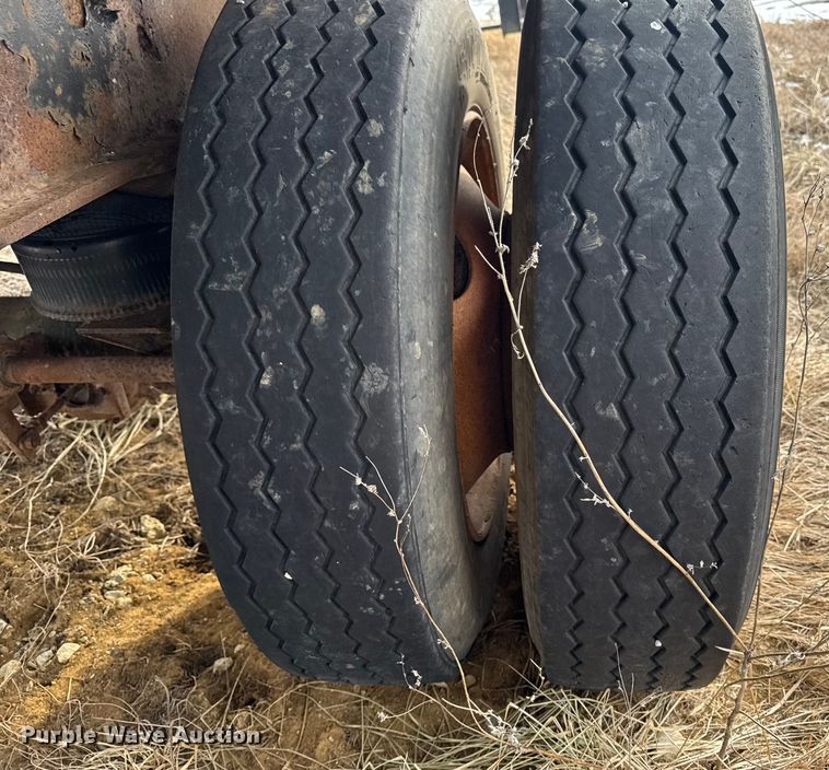 image for item OE9510 1993 Utility Trailer Manufacturer flatbed trailer