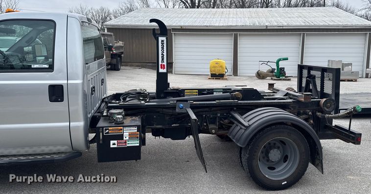 image for item OE9529 2016 Ford F550 Super Duty hook lift truck