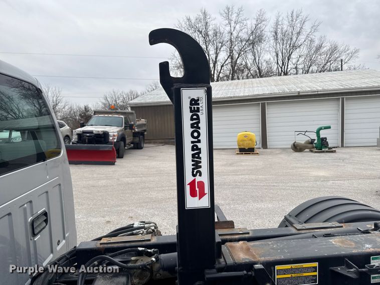 image for item OE9529 2016 Ford F550 Super Duty hook lift truck