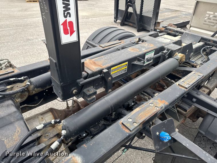 image for item OE9529 2016 Ford F550 Super Duty hook lift truck