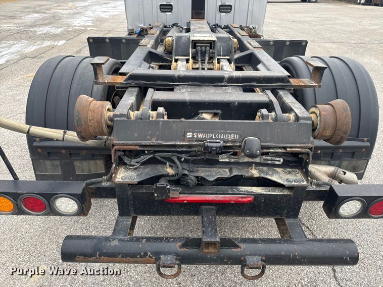 image for item OE9529 2016 Ford F550 Super Duty hook lift truck