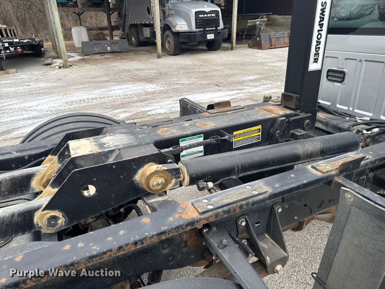 image for item OE9529 2016 Ford F550 Super Duty hook lift truck