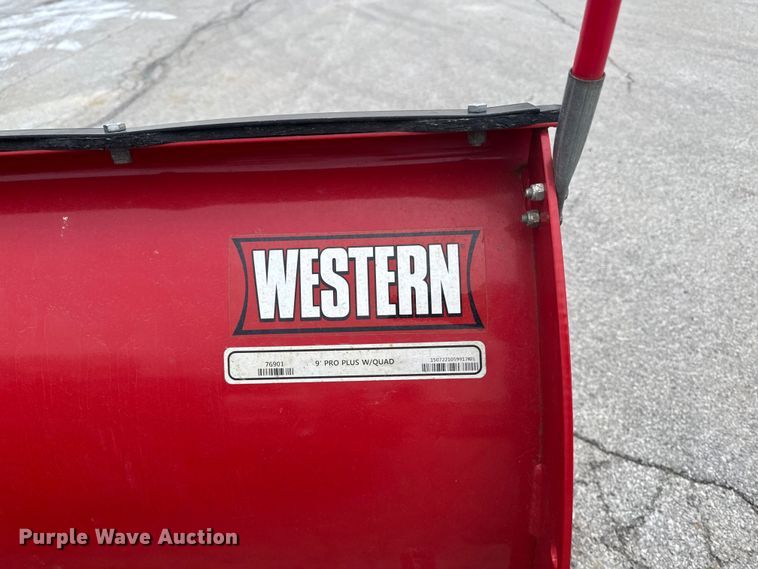 image for item OE9529 2016 Ford F550 Super Duty hook lift truck