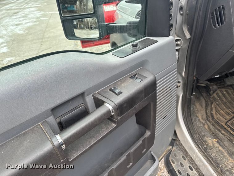 image for item OE9529 2016 Ford F550 Super Duty hook lift truck