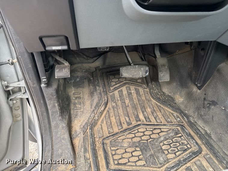 image for item OE9529 2016 Ford F550 Super Duty hook lift truck