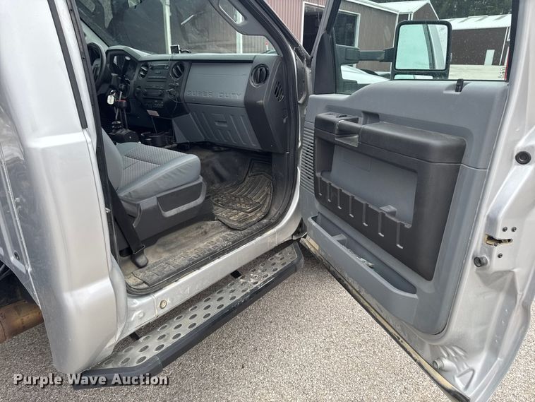 image for item OE9529 2016 Ford F550 Super Duty hook lift truck