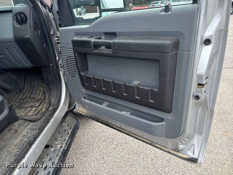 image for item OE9529 2016 Ford F550 Super Duty hook lift truck