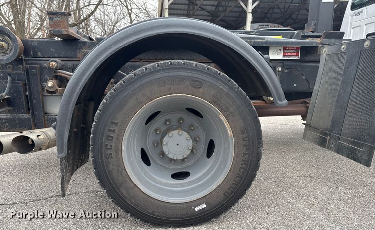 image for item OE9529 2016 Ford F550 Super Duty hook lift truck