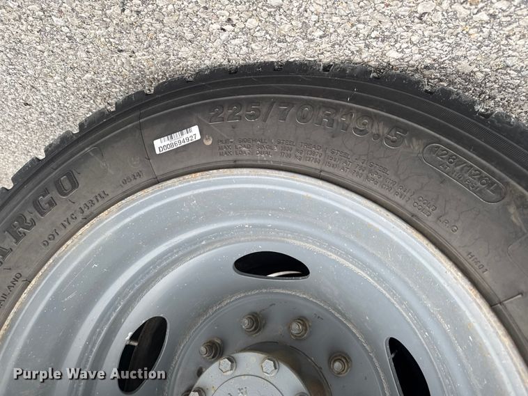 image for item OE9529 2016 Ford F550 Super Duty hook lift truck