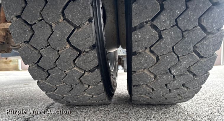 image for item OE9529 2016 Ford F550 Super Duty hook lift truck