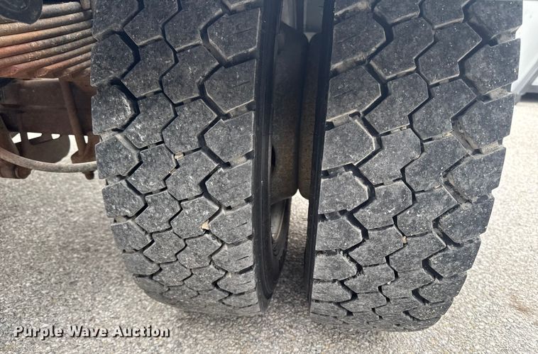 image for item OE9529 2016 Ford F550 Super Duty hook lift truck