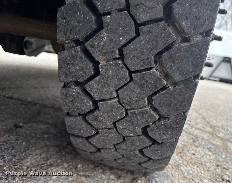 image for item OE9529 2016 Ford F550 Super Duty hook lift truck