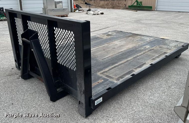 image for item OE9529 2016 Ford F550 Super Duty hook lift truck