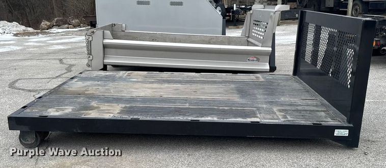 image for item OE9529 2016 Ford F550 Super Duty hook lift truck