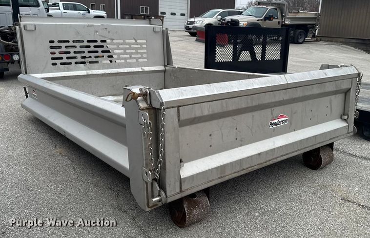 image for item OE9529 2016 Ford F550 Super Duty hook lift truck