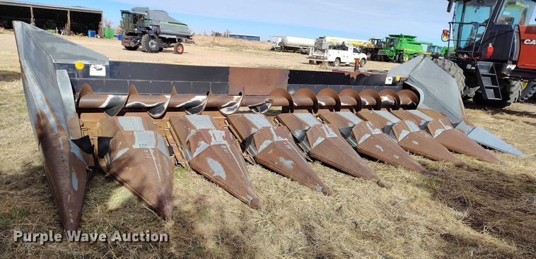 image for item DT0831 Gleaner corn head