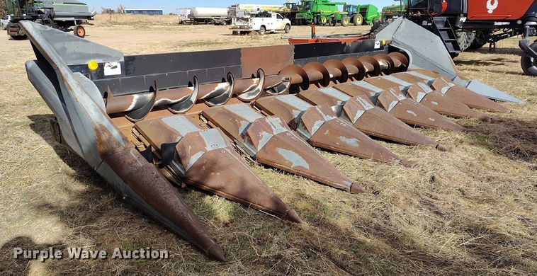 image for item DT0831 Gleaner corn head