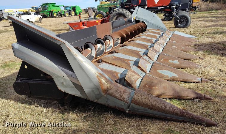 image for item DT0831 Gleaner corn head