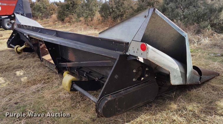 image for item DT0831 Gleaner corn head