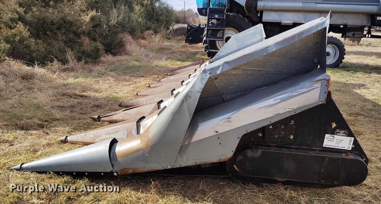 image for item DT0831 Gleaner corn head