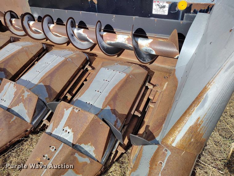 image for item DT0831 Gleaner corn head
