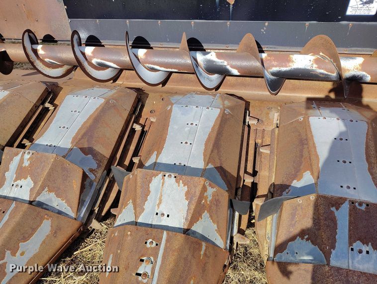 image for item DT0831 Gleaner corn head
