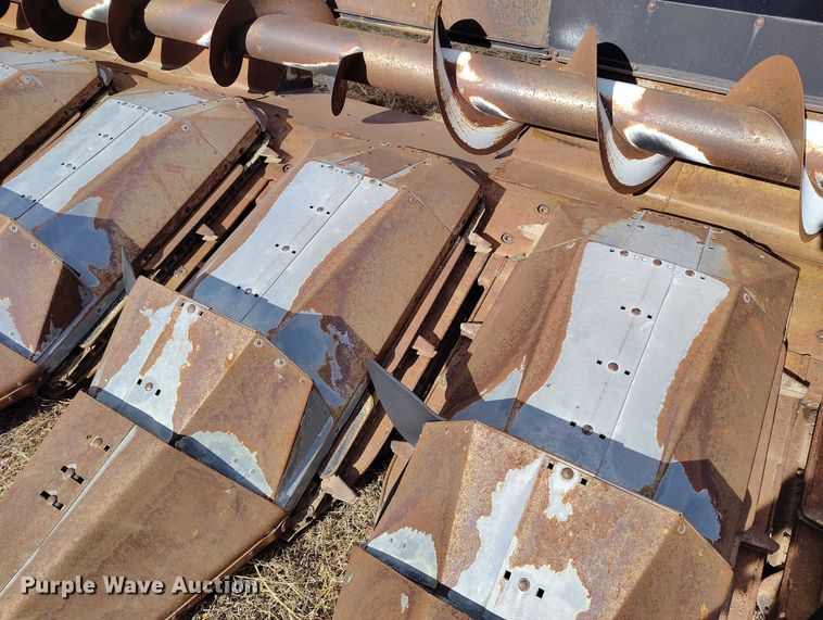 image for item DT0831 Gleaner corn head