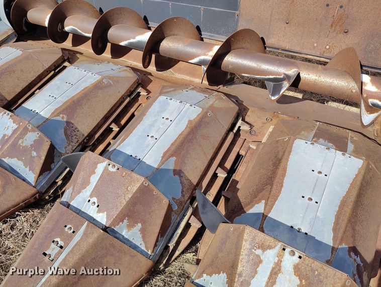 image for item DT0831 Gleaner corn head