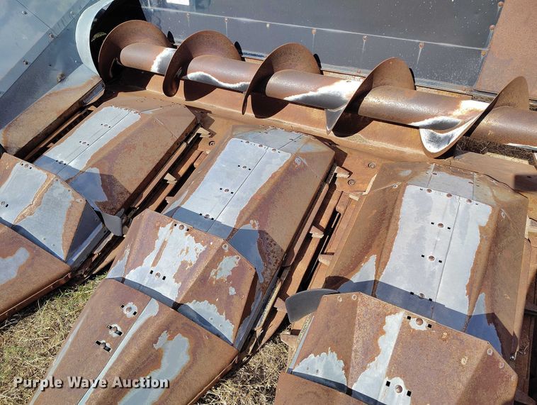 image for item DT0831 Gleaner corn head
