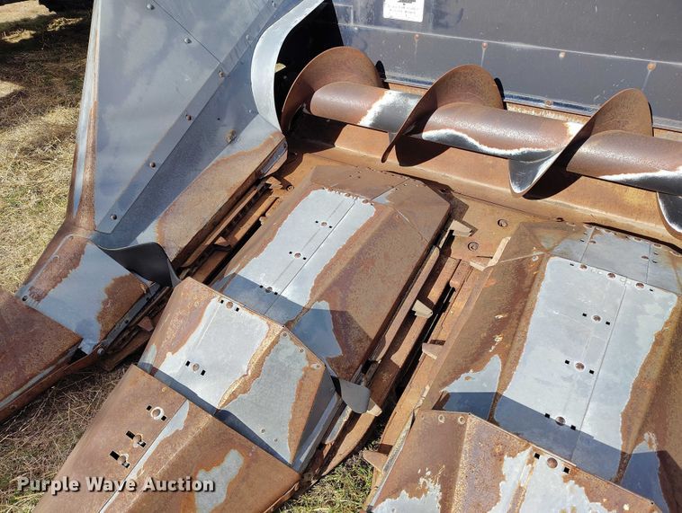 image for item DT0831 Gleaner corn head