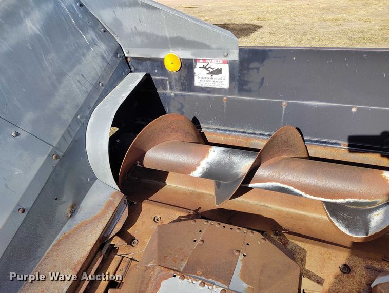 image for item DT0831 Gleaner corn head