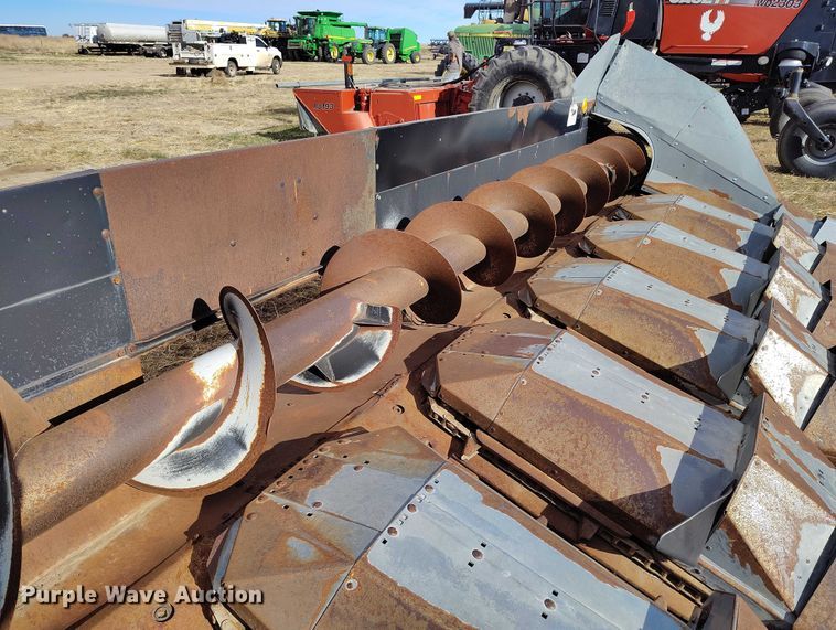 image for item DT0831 Gleaner corn head