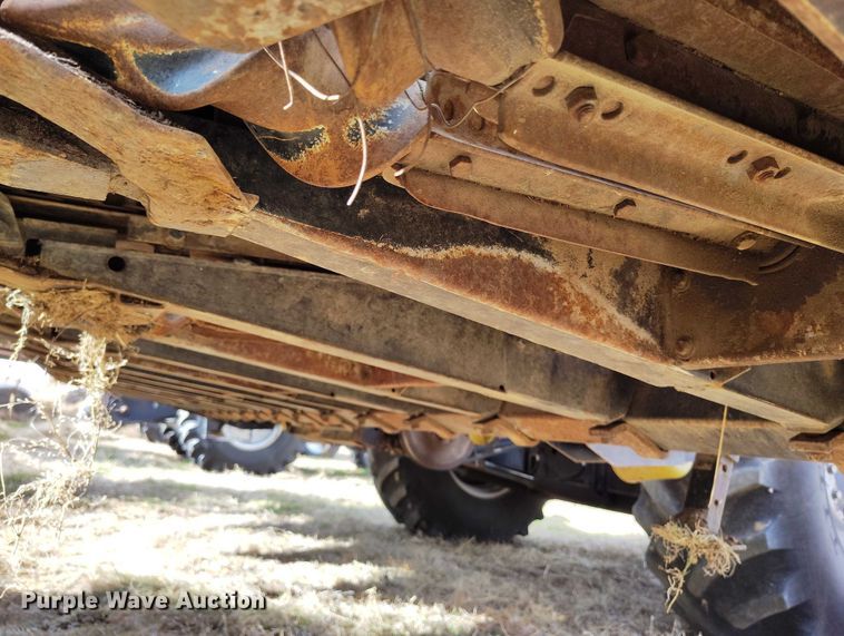 image for item DT0831 Gleaner corn head