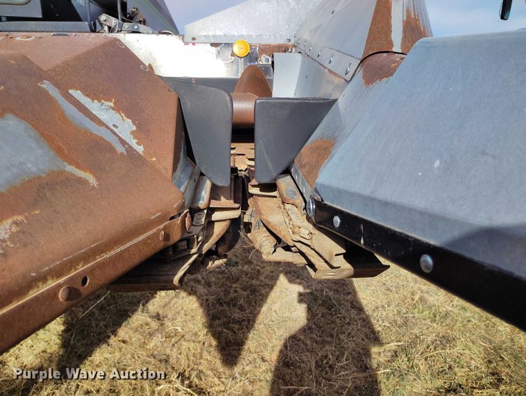 image for item DT0831 Gleaner corn head