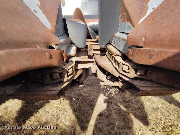 image for item DT0831 Gleaner corn head