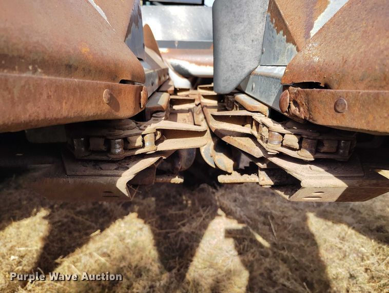 image for item DT0831 Gleaner corn head