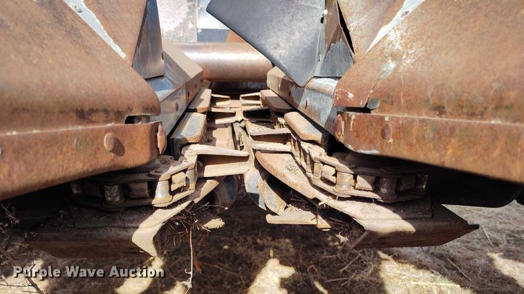 image for item DT0831 Gleaner corn head