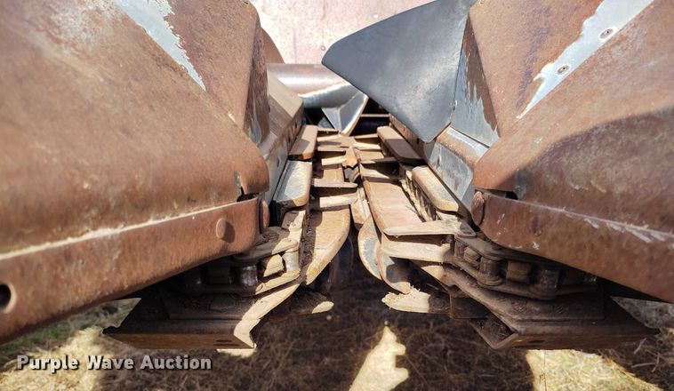 image for item DT0831 Gleaner corn head